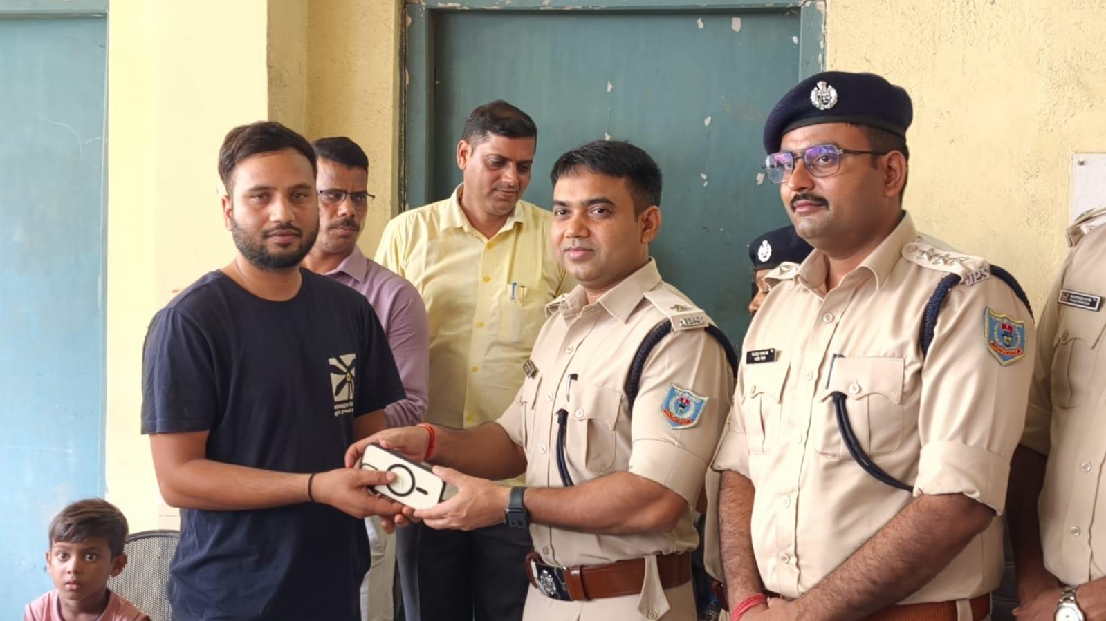 बोकारो पुलिस द्वारा बरामद मोबाइल फोन मालिकों को सौंपते अधिकारी