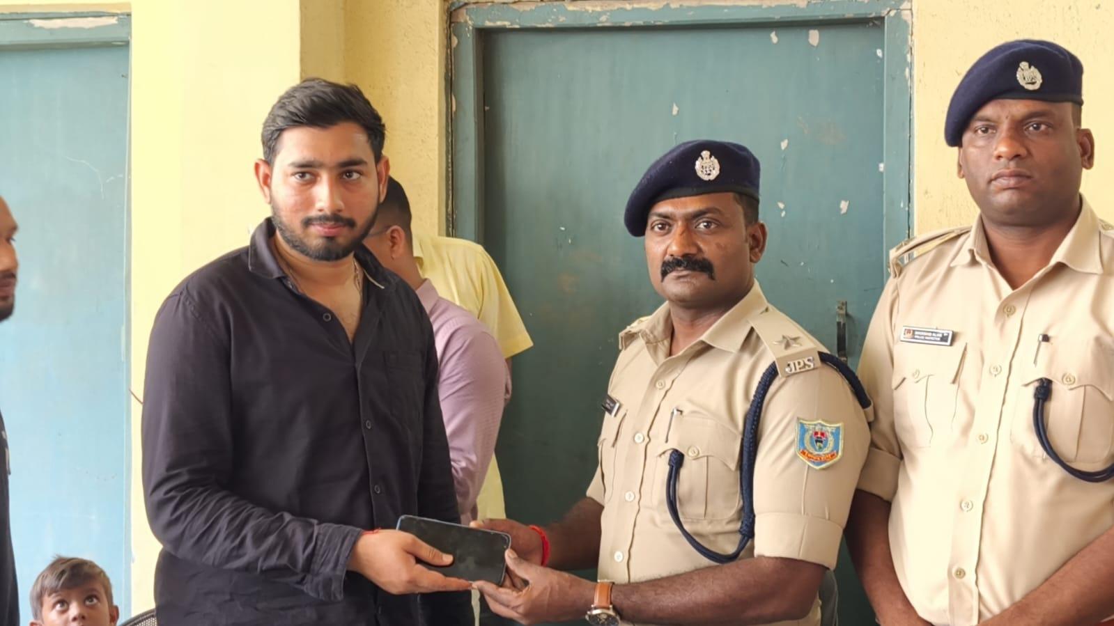 बोकारो पुलिस द्वारा बरामद मोबाइल फोन मालिकों को सौंपते अधिकारी