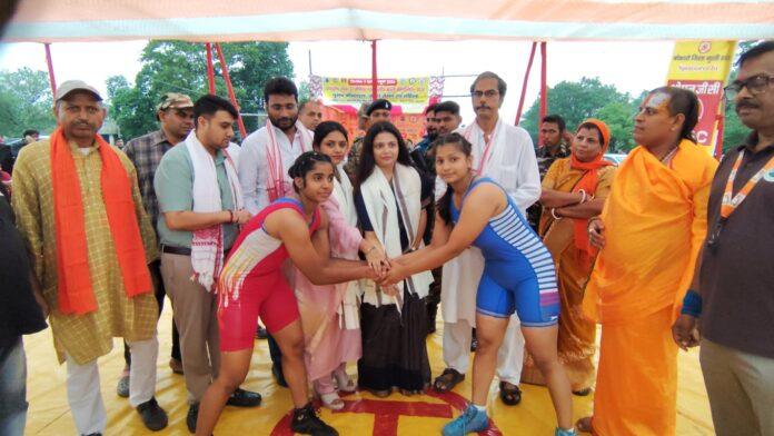 बोकारो में राज्य स्तरीय कुश्ती प्रतियोगिता का उद्घाटन करतीं अनुपमा सिंह