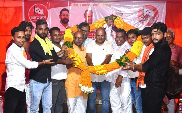 भाकपा माले की सदस्यता लेते विस्थापित नेता राजू दुबे और विधायक अरूप चटर्जी
