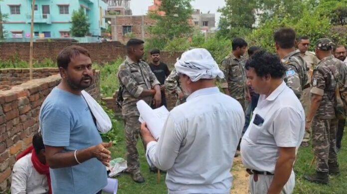 सुभाष कोऑपरेटिव बोकारो में जमीन विवाद के दौरान मौजूद कोर्ट टीम और पुलिस