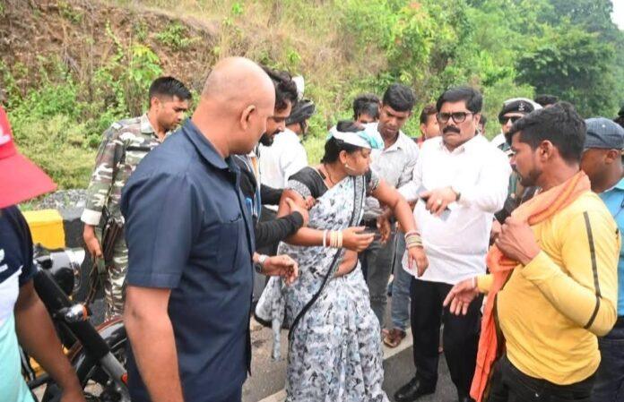 घायल महिला और बच्चे की मदद करते मंत्री योगेंद्र महतो