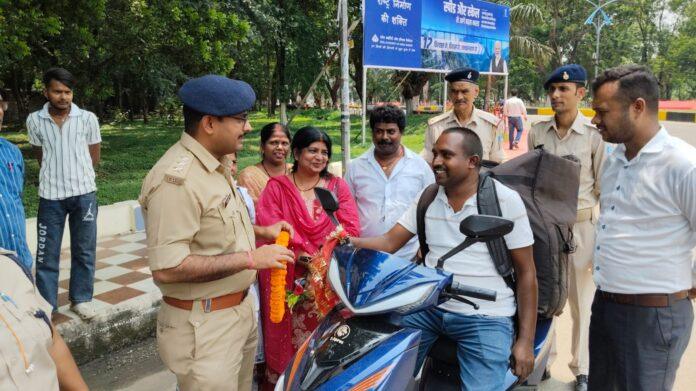 बोकारो में हेलमेट पहनने वाले वाहन चालक को गुलाब देते पुलिस अधिकारी