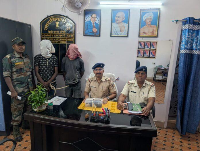 बेड़ो थाना पुलिस द्वारा गिरफ्तार मोबाइल चोरी के आरोपी और बरामद मोबाइल फोन