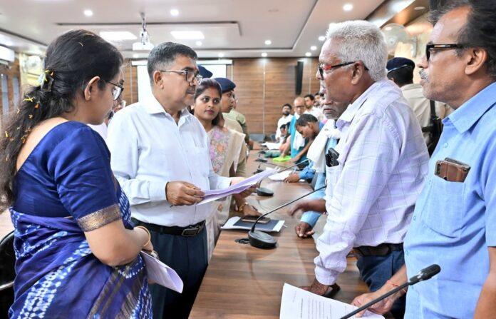 बोकारो समाहरणालय में लोक संवाद कार्यक्रम में लोगों की शिकायतें सुनते डीसी अजय नाथ झा