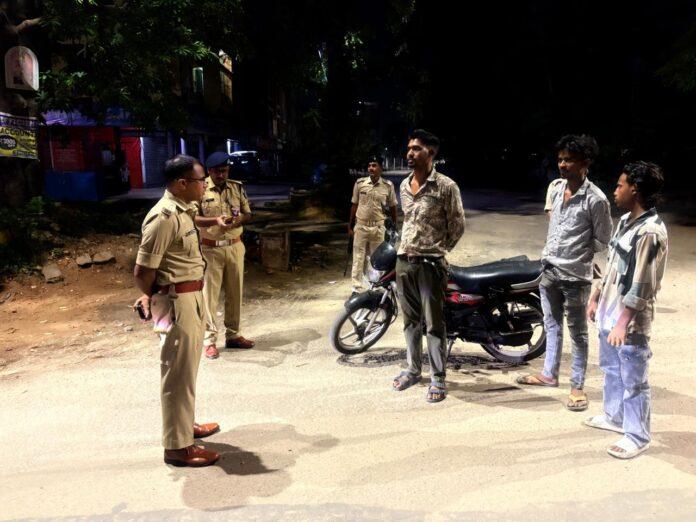 बोकारो एसपी नाथू सिंह मीणा रात्रि गश्ती निरीक्षण करते हुए