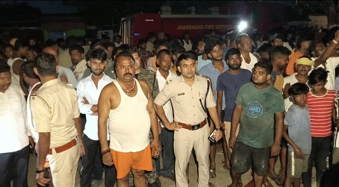 सिटी थाना क्षेत्र के बूंदी बाजार फल मंडी में देर रात आग लगने से मची अफरा-तफरी