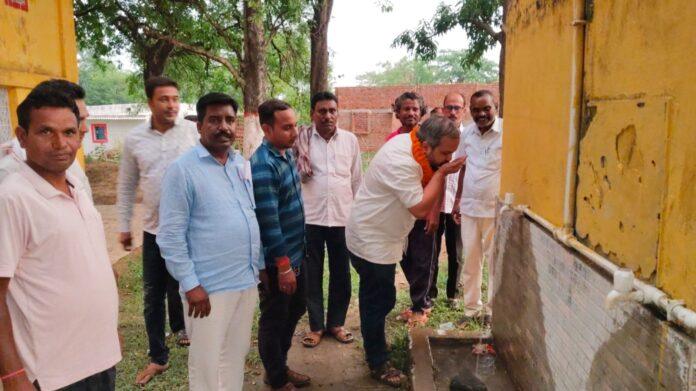 काला पत्थर पंचायत में चालू किए गए डीप बोरिंग के पास मौजूद ग्रामीण