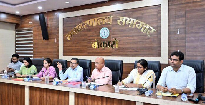 जिला समन्वय समिति की बैठक की अध्यक्षता करते बोकारो उपायुक्त अजय नाथ झा