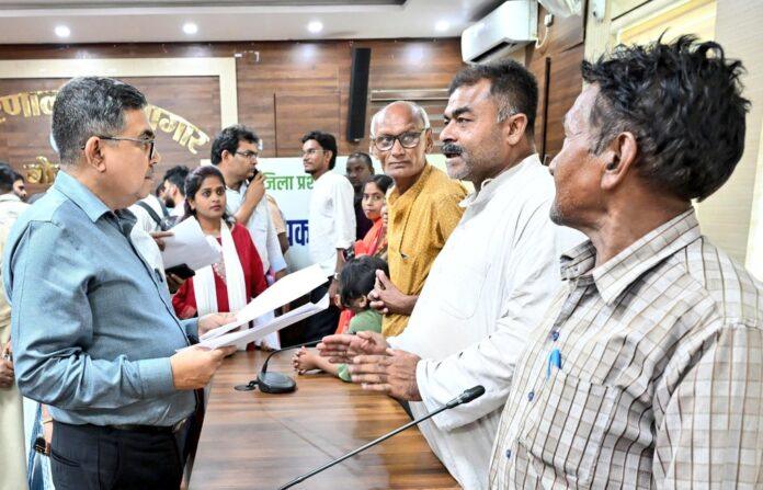 बोकारो समाहरणालय में लोक संवाद कार्यक्रम के दौरान लोगों की समस्याएं सुनते उपायुक्त अजय नाथ झा