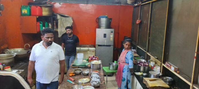 The Charcoal Junction रेस्टोरेंट में निरीक्षण करते नगर निगम अधिकारी