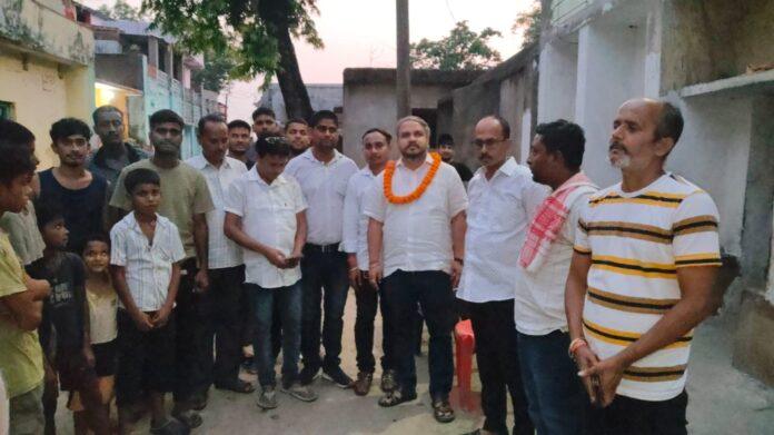 गोमदीडीह गांव में लगी नई स्ट्रीट लाइटों के बीच ग्रामीण