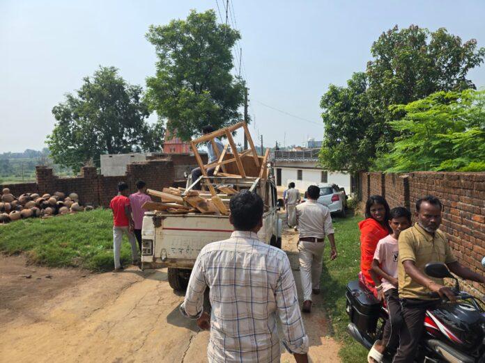 गोमिया में वन विभाग द्वारा जब्त की गई अवैध लकड़ी और कार्रवाई के दौरान मौजूद टीम