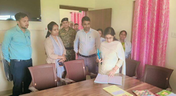 बोकारो की पंचायत में विकास योजनाओं का निरीक्षण करते अधिकारी