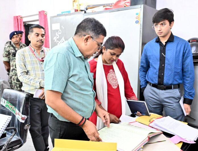 जिला खेल कार्यालय का निरीक्षण करते उपायुक्त अजय नाथ झा