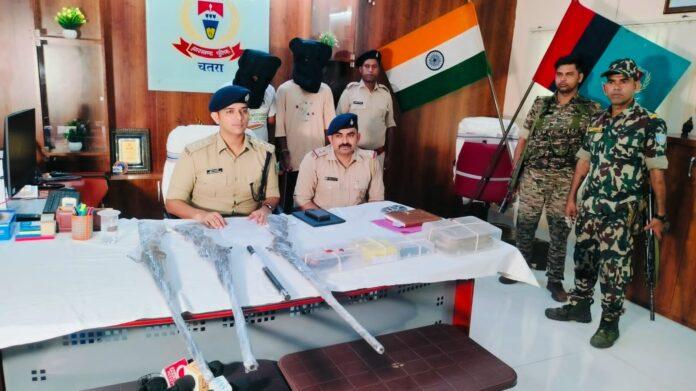 चतरा पुलिस द्वारा गिरफ्तार अपहरण मामले के आरोपी और बरामद हथियार
