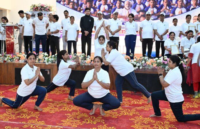 बोकारो टाउन हॉल में अंतर्राष्ट्रीय योग दिवस पर योगाभ्यास करते डीसी, एसपी और अन्य प्रतिभागी