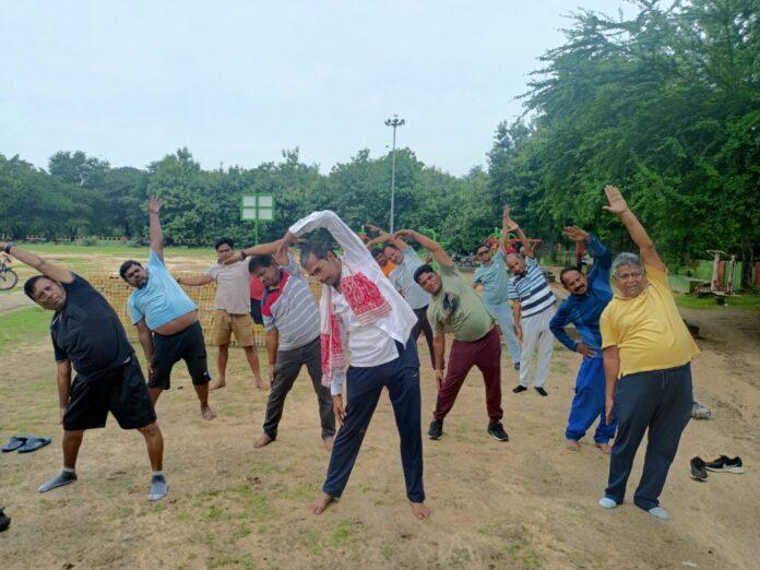 बोकारो सेक्टर-5 मैदान में अंतरराष्ट्रीय योग दिवस पर योगाभ्यास करते प्रतिभागी