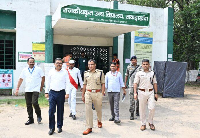 बोकारो में NEET परीक्षा केंद्र का निरीक्षण करते उपायुक्त अजय नाथ झा और एसपी नाथू सिंह मीणा