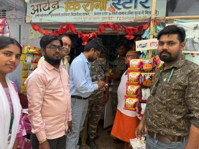 कसमार में COTPA कानून के तहत तंबाकू दुकानों की जांच करती संयुक्त छापामारी टीम