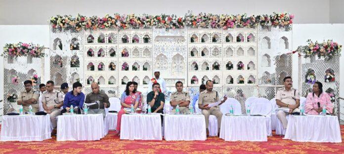 बोकारो में जिला सड़क सुरक्षा समिति की बैठक की अध्यक्षता करते उपायुक्त अजय नाथ झा