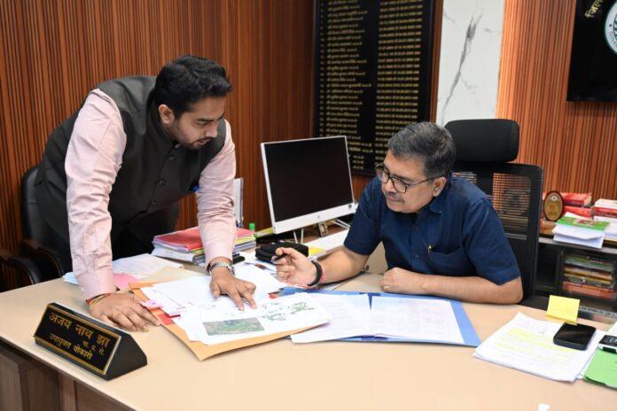 बोकारो समाहरणालय में आयोजित जिला गंगा समिति की बैठक को संबोधित करते उपायुक्त अजय नाथ झा