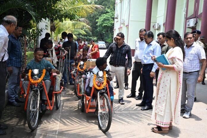 बोकारो में दिव्यांग लाभुकों को बैटरी चालित ट्राई साइकिल वितरित करते उपायुक्त अजय नाथ झा