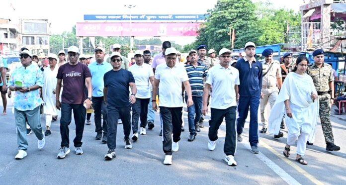बोकारो में नशामुक्ति जागरूकता रैली को संबोधित करते उपायुक्त अजय नाथ झा