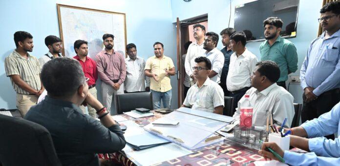 बोकारो में जिला नजारत कार्यालय का निरीक्षण करते उपायुक्त अजय नाथ झा