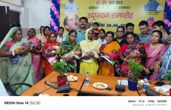 बोकारो सदर अस्पताल में बच्चों को पोलियो की खुराक पिलाते सिविल सर्जन