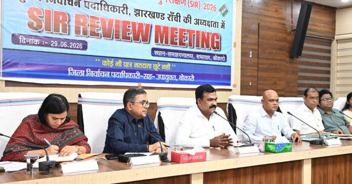 बोकारो समाहरणालय में एसआईआर-2026 की समीक्षा बैठक करते मुख्य निर्वाचन पदाधिकारी के. रवि कुमार।