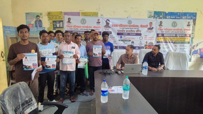 कसमार प्रखंड कार्यालय में आयोजित लर्निंग लाइसेंस शिविर में ऑनलाइन परीक्षा देते अभ्यर्थी।