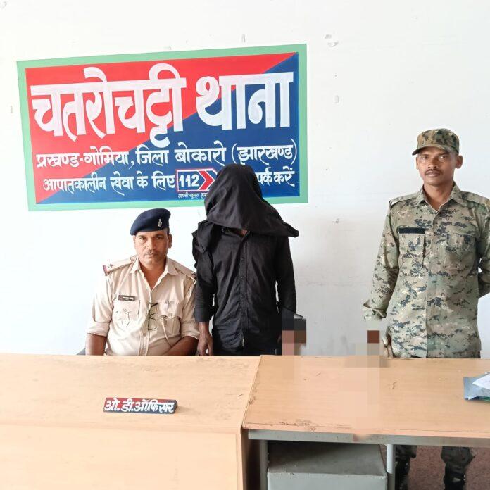 चोरी की बाइक मामले में गिरफ्तार आरोपी के साथ चतरोचट्टी पुलिस