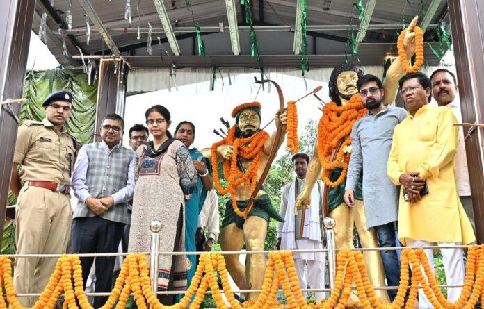 हूल दिवस पर चास आईटीआई मोड़ स्थित सिदो-कान्हू की प्रतिमा पर श्रद्धांजलि अर्पित करते डीसी, एसपी और डीडीसी।