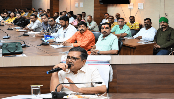 बोकारो समाहरणालय में SIR-2026 को लेकर जनप्रतिनिधियों के साथ बैठक करते डीसी अजय नाथ झा