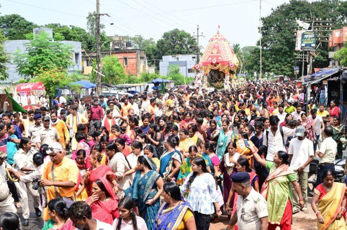 Devotees pulling Lord Jagannath Bahuda Rath during the return journey in Bokaro