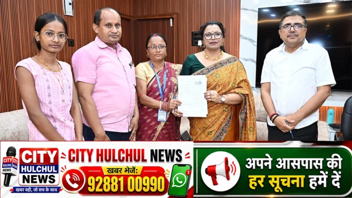 एसआईआर-2026 प्रक्रिया पूरी करते बोकारो के डीसी अजय नाथ झा और डॉ. प्रतिमा झा