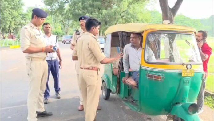 बोकारो में ट्रैफिक पुलिस द्वारा वाहन जांच अभियान के दौरान ऑटो और अन्य वाहनों की जांच