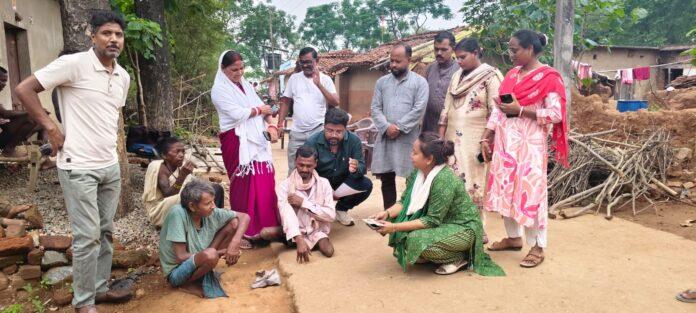 लोबिन हेंब्रम के घर पहुंचकर जांच करती कसमार बीडीओ नम्रता जोशी