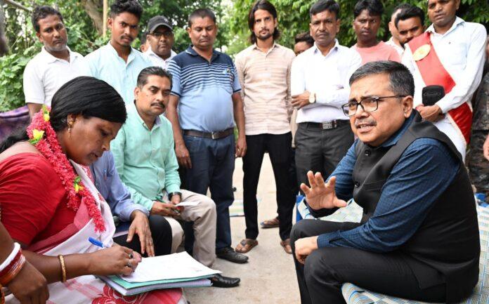 बोकारो डीसी अजय नाथ झा आदिवासी गांव में खटिया पर बैठकर ग्रामीणों और बीएलओ से संवाद करते हुए