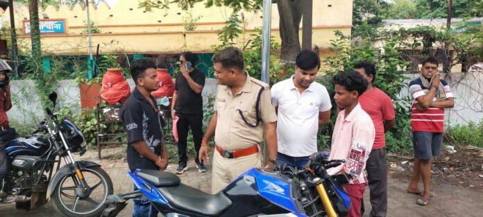 बेरमो थाना के सामने वाहन जांच अभियान चलाती पुलिस
