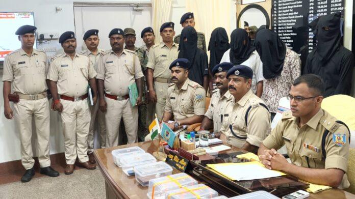 बोकारो पुलिस द्वारा गिरफ्तार चेन स्नैचिंग गिरोह के आरोपी और बरामद सामान
