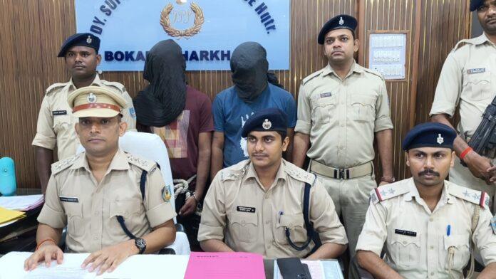 बोकारो पुलिस द्वारा गिरफ्तार साइबर ठगी के आरोपी और बरामद मोबाइल व सिम कार्ड