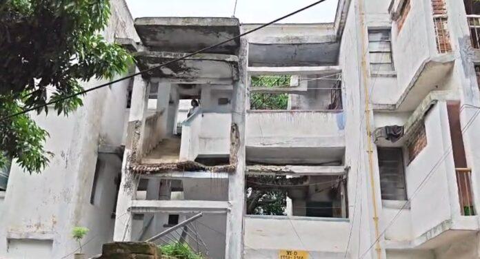 बोकारो सेक्टर-6D के बीएसएल क्वार्टर में टूटी हुई सीढ़ी की रेलिंग