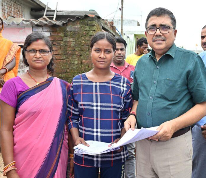 SIR-2026 अभियान में बीएलओ का सहयोग करतीं #BokaroBrandAmbassador पुष्पा कुमारी