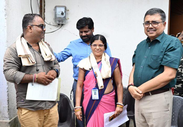गोमिया के मतदान केंद्र में निरीक्षण करते डीसी अजय नाथ झा और सम्मानित होतीं बीएलओ संगिता देवी
