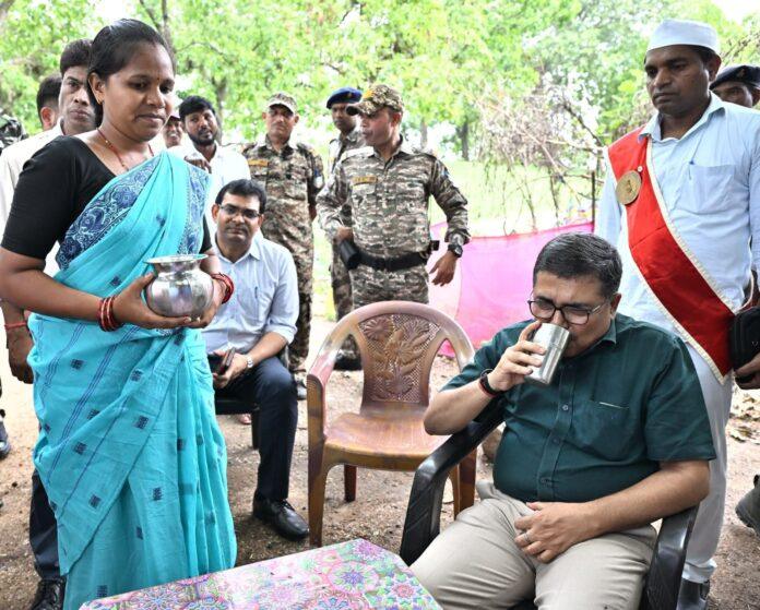 गोमिया के बिरहोर टांडा में ग्रामीणों से संवाद करते डीसी अजय नाथ झा