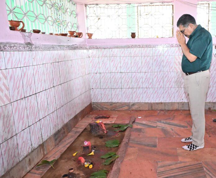 लुगुबुरु घांटाबाड़ी धोरोमगाढ़ में पूजा-अर्चना करते उपायुक्त अजय नाथ झा