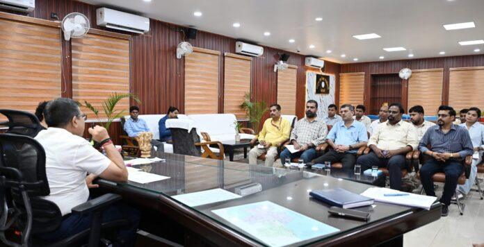 बोकारो समाहरणालय में SIR-2026 अभियान को लेकर बीएसएल अधिकारियों के साथ बैठक करते डीसी अजय नाथ झा