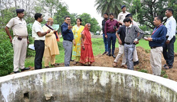 Bokaro DC and DDC inspecting MGNREGA Birsa Irrigation Well and Abua Awas Scheme in Chakulia village